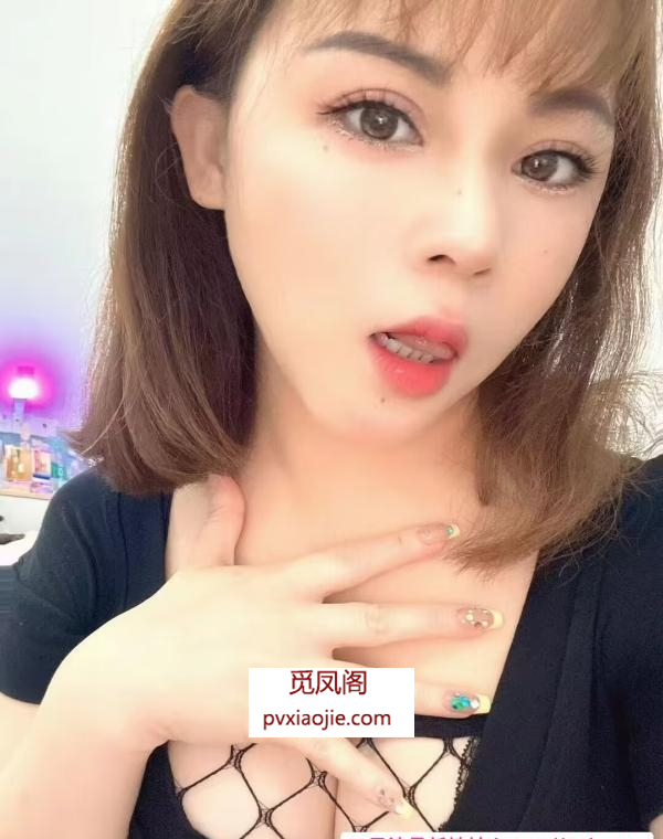 湿吻大胸美女