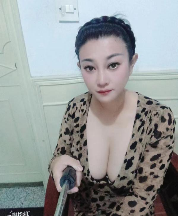 美腿黑丝熟女