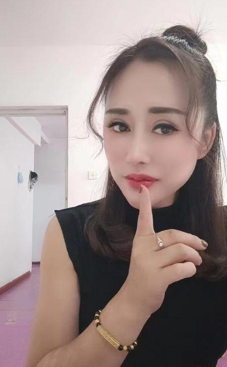 性感黑丝红唇熟女